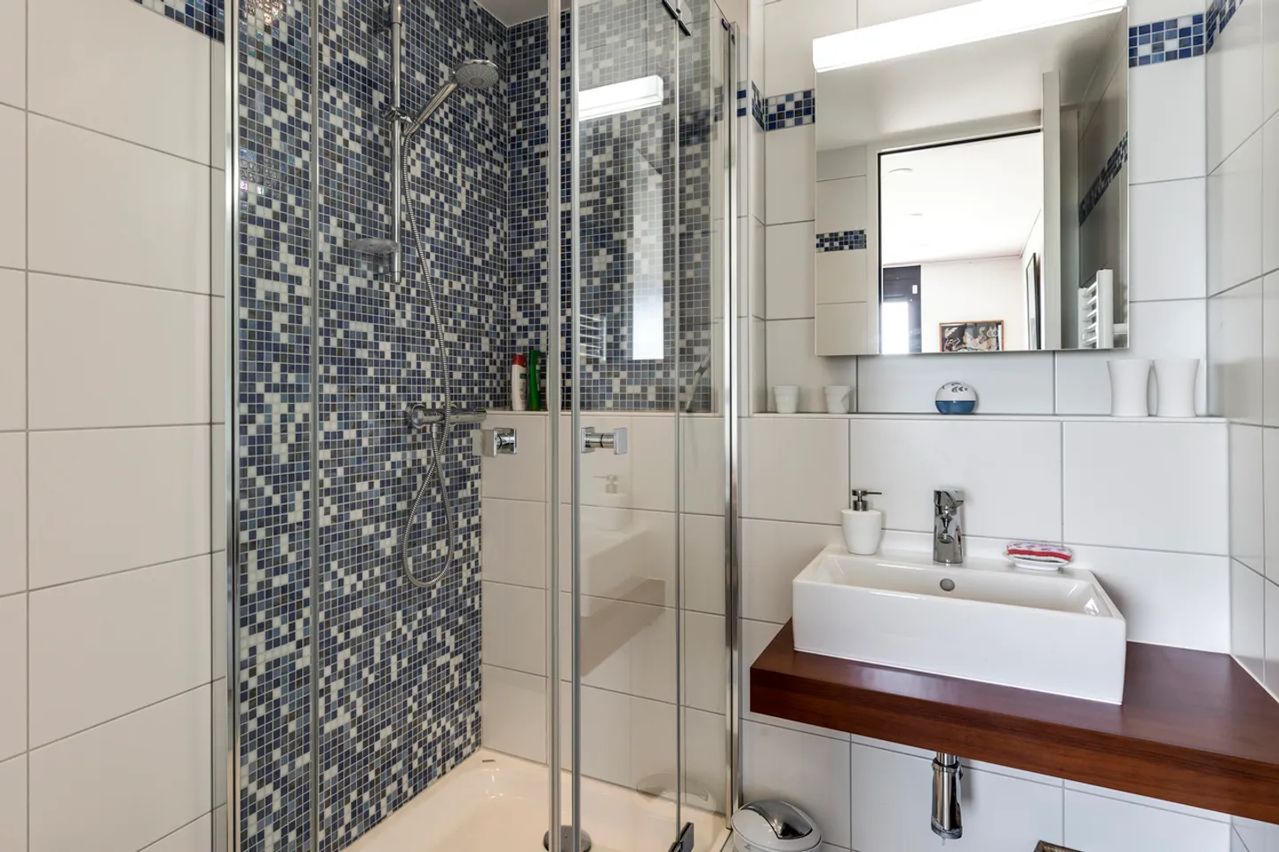 Stupenda villa contemporanea con vista a 180° sul lago e sulle Alpi - Foto 13 di 14