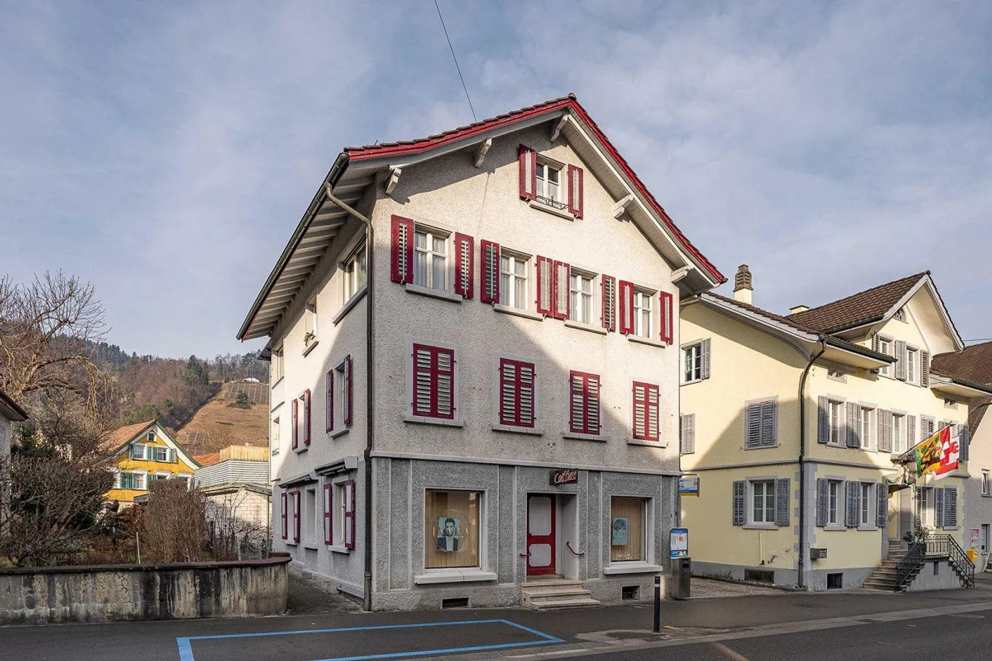 Residential and commercial building - Photo 2 of 13