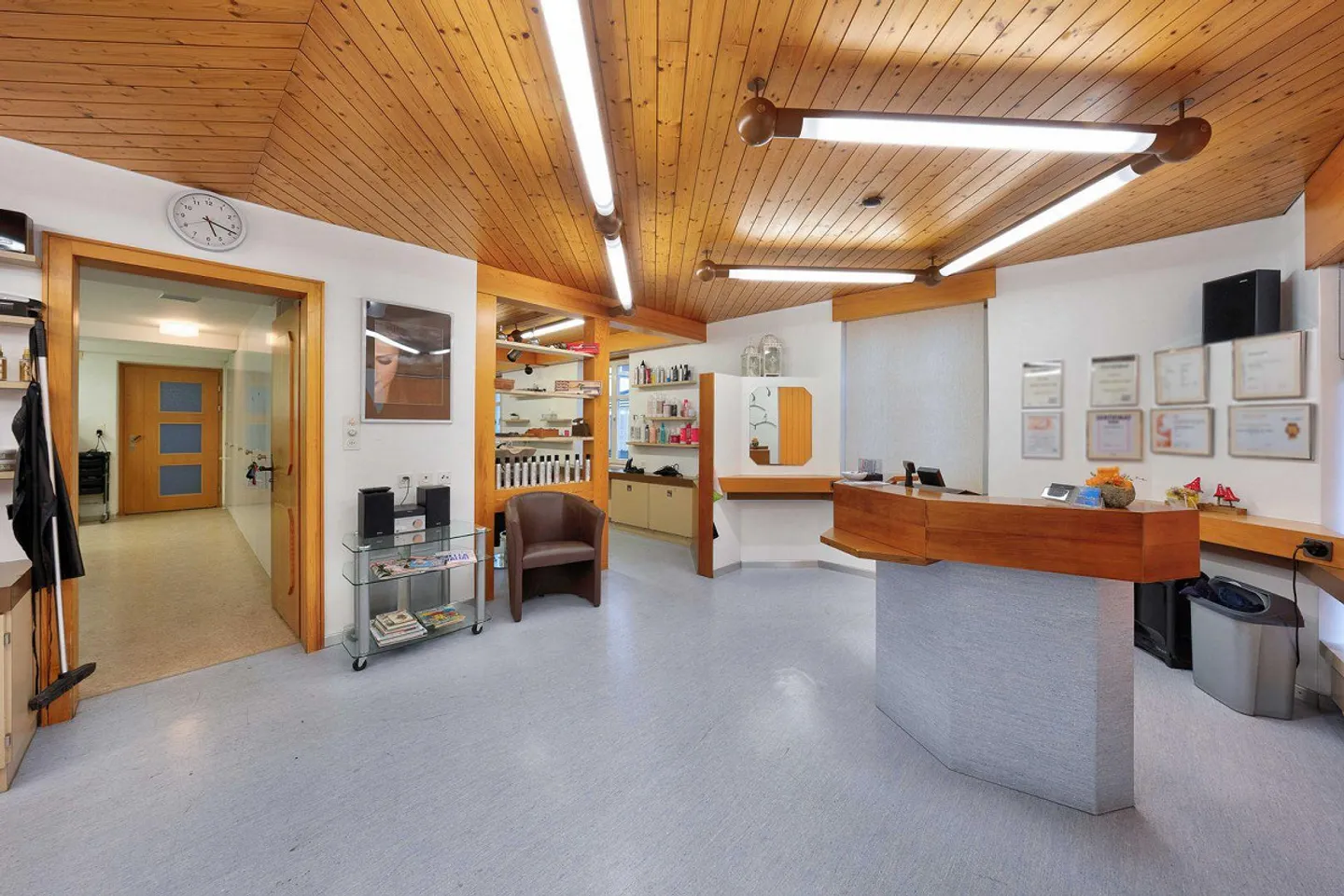 Residential and commercial building - Photo 10 of 13