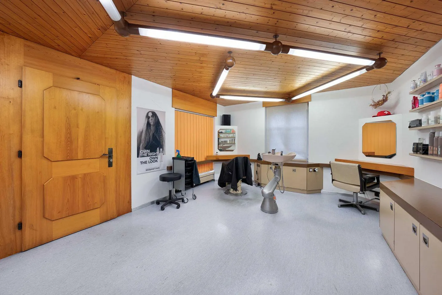 Residential and commercial building - Photo 9 of 13