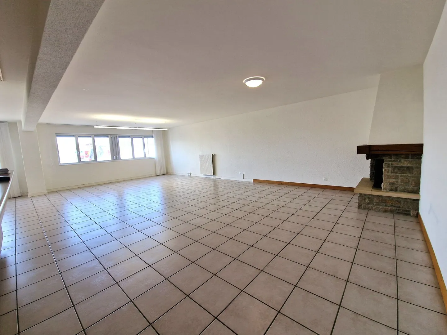 Appartement spacieux en zone industrielle - Photo 2 sur 12