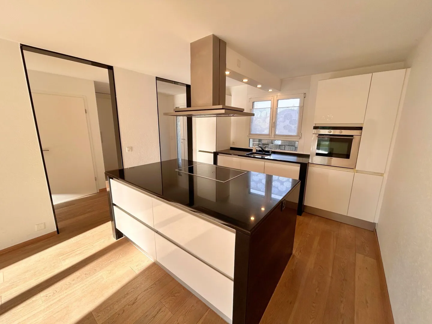 Charming Semi-Detached Villa - Photo 3 of 11