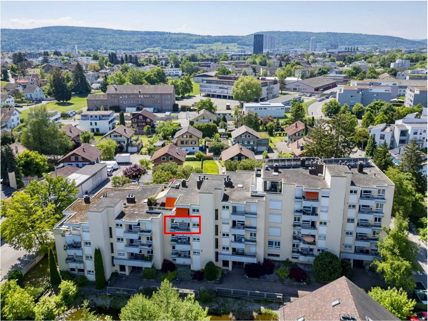 Appartamento moderno di 3,5 stanze con balcone e piscina coperta a Dübendorf - Foto 1 di 13