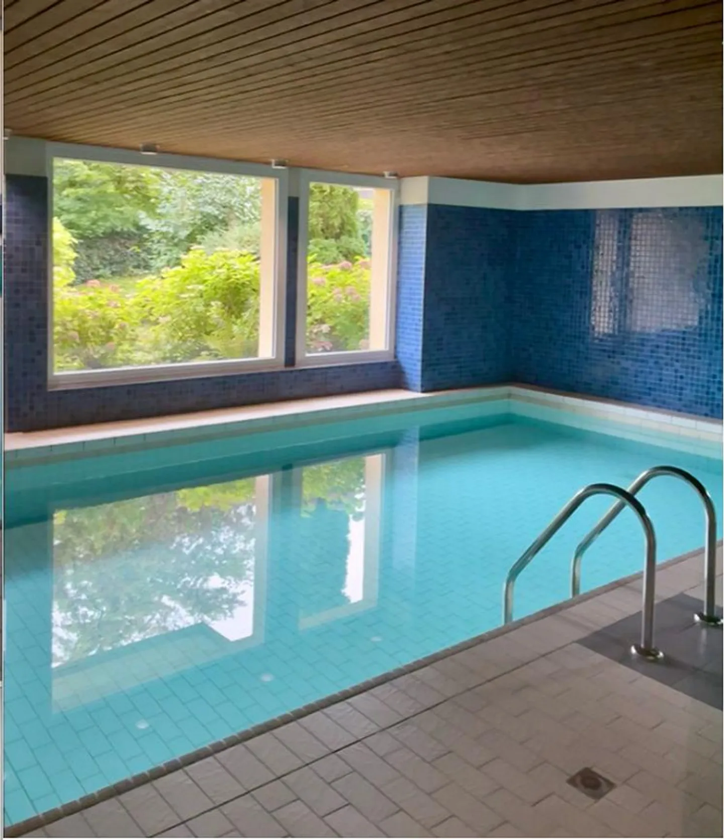 Appartamento moderno di 3,5 stanze con balcone e piscina coperta a Dübendorf - Foto 2 di 13