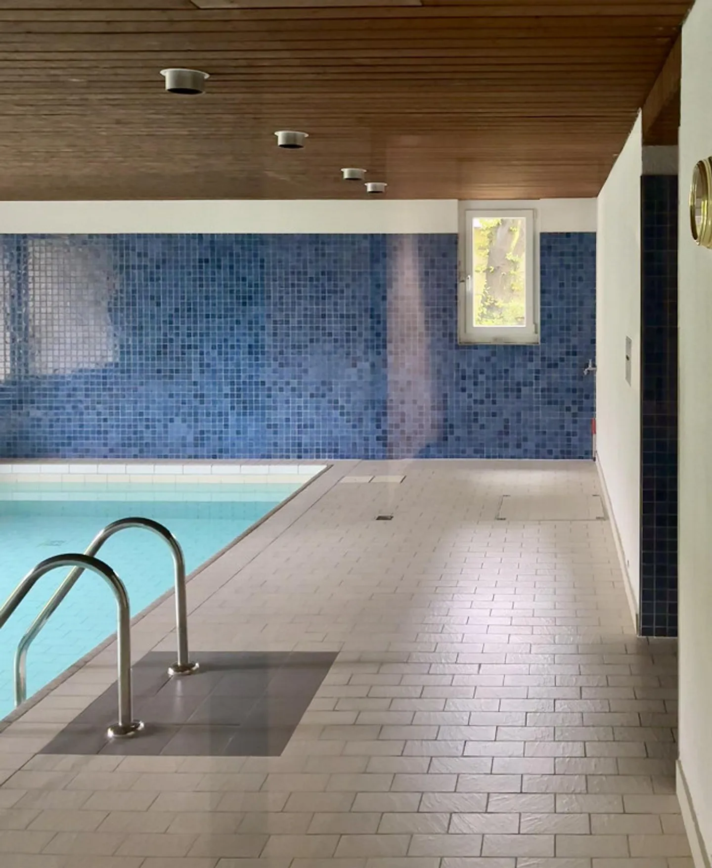 Appartamento moderno di 3,5 stanze con balcone e piscina coperta a Dübendorf - Foto 3 di 13