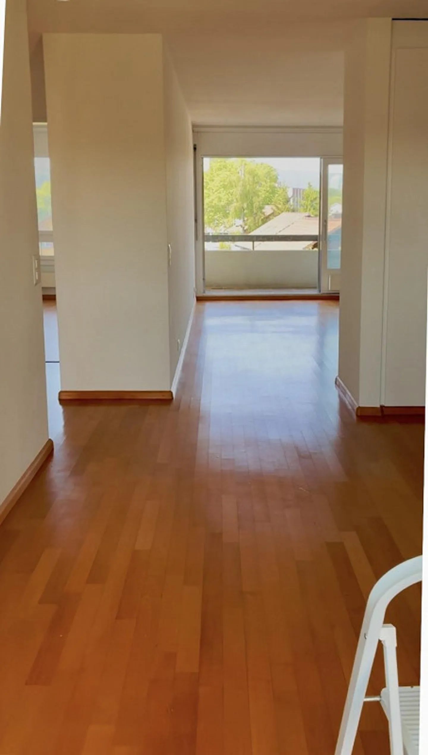 Appartamento moderno di 3,5 stanze con balcone e piscina coperta a Dübendorf - Foto 6 di 13