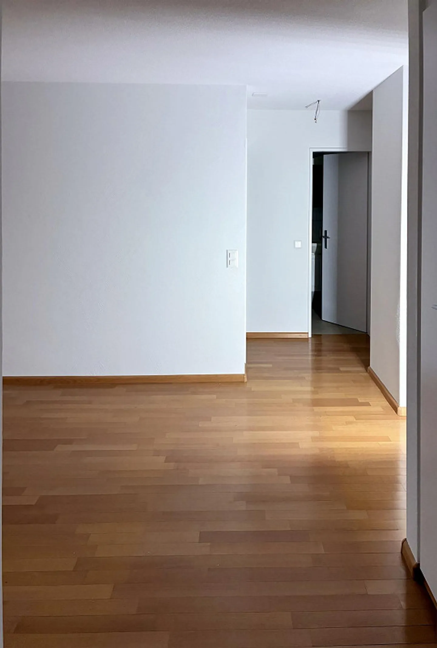 Appartamento moderno di 3,5 stanze con balcone e piscina coperta a Dübendorf - Foto 7 di 13