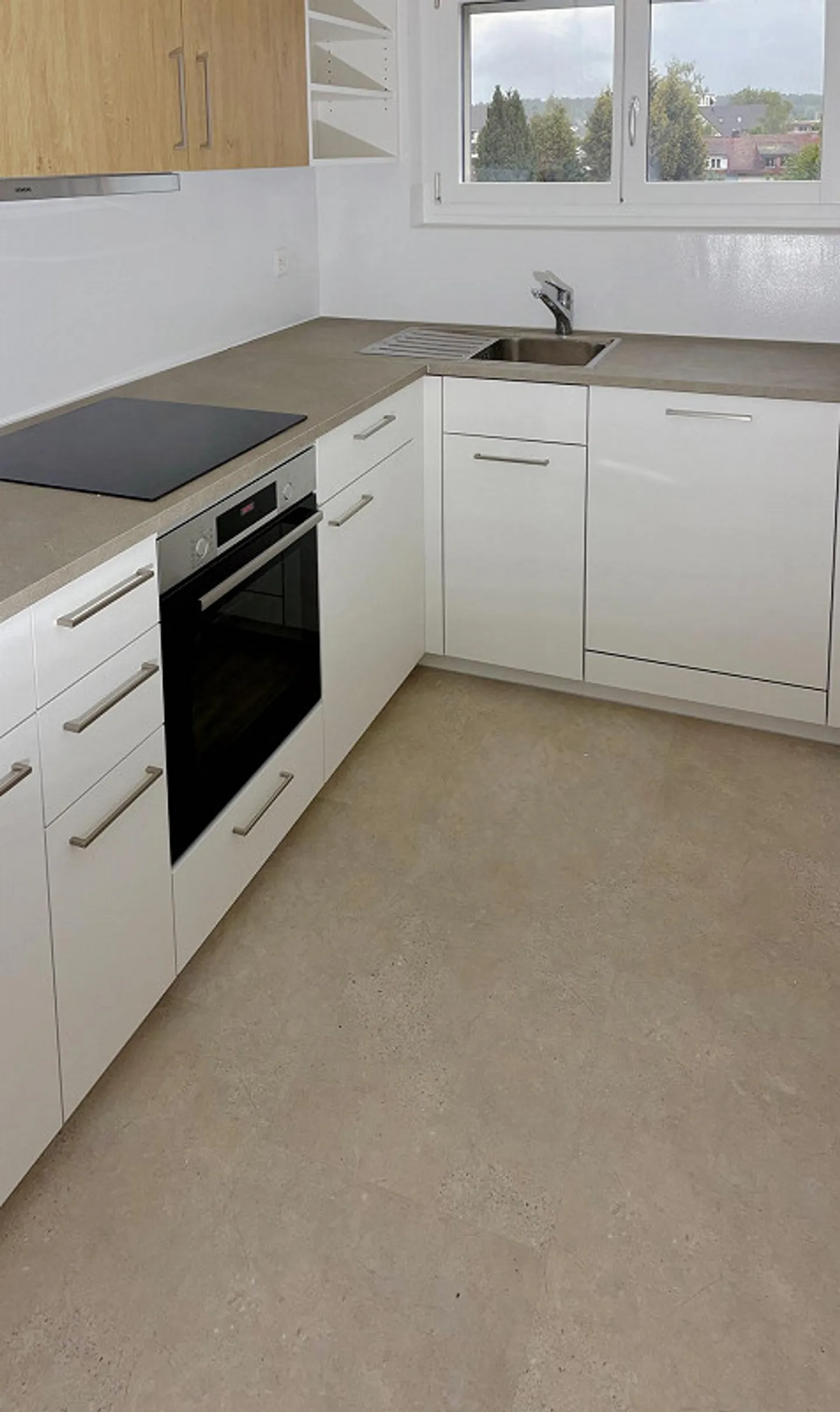 Appartamento moderno di 3,5 stanze con balcone e piscina coperta a Dübendorf - Foto 8 di 13