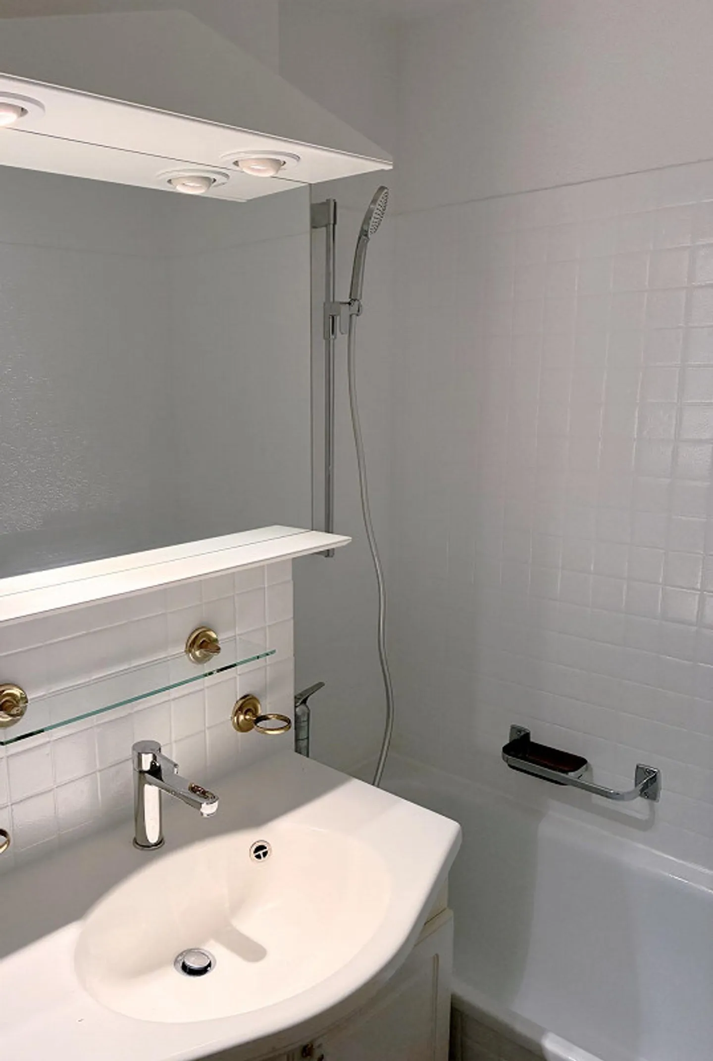 Appartamento moderno di 3,5 stanze con balcone e piscina coperta a Dübendorf - Foto 11 di 13