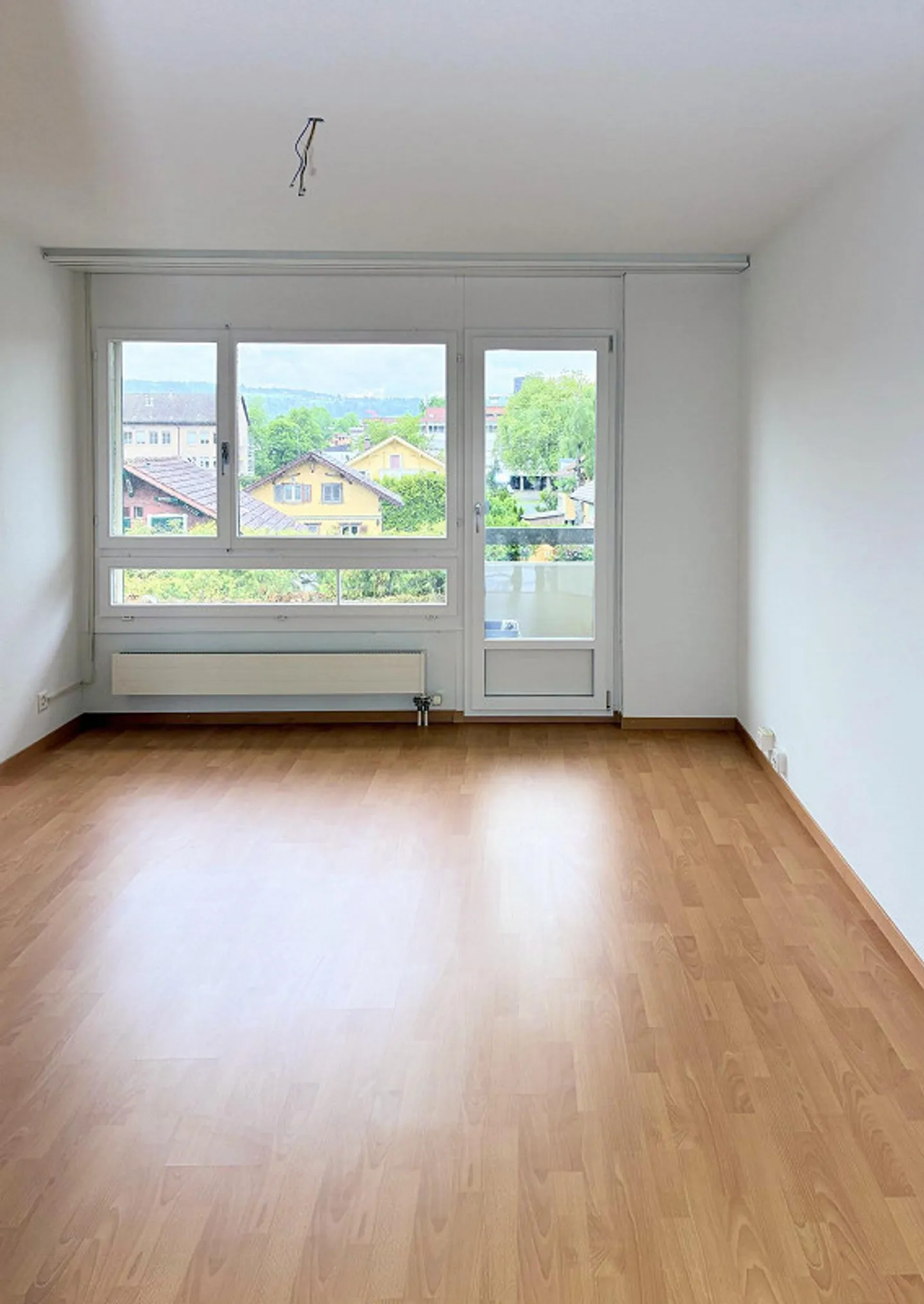 Appartamento moderno di 3,5 stanze con balcone e piscina coperta a Dübendorf - Foto 13 di 13