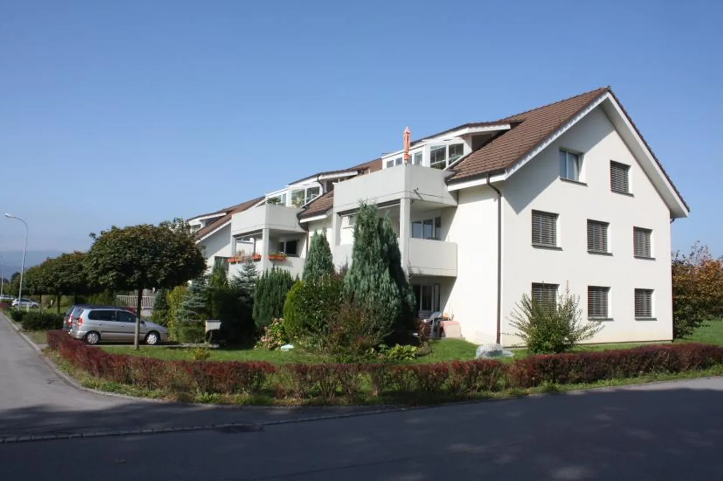 Appartamento soleggiato e grande di 4,5 stanze con due balconi in una zona tranquilla di case unifamiliari - Foto 1 di 7