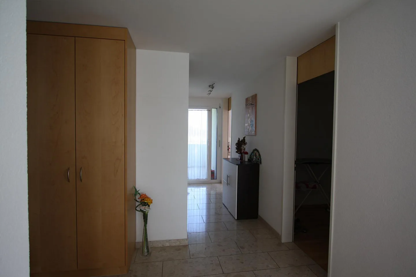 Appartamento soleggiato e grande di 4,5 stanze con due balconi in una zona tranquilla di case unifamiliari - Foto 6 di 7