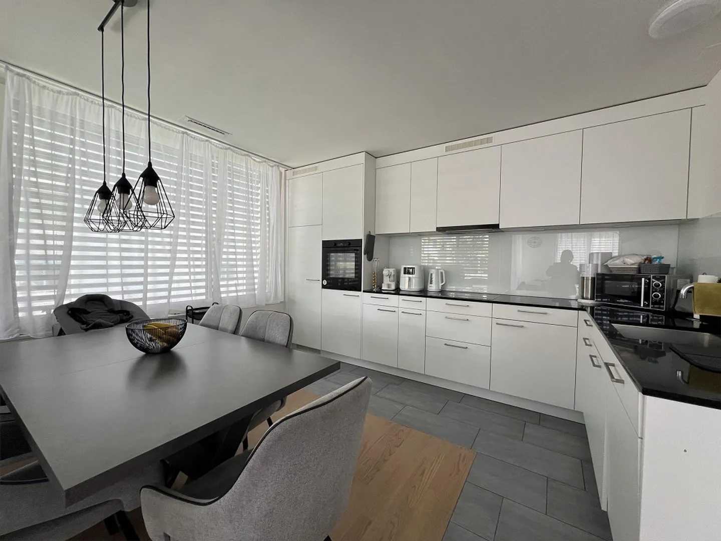 Juste ce qu'il faut ! Moderne, central, tour de lavage 2 salles de bains ! - Photo 1 sur 8