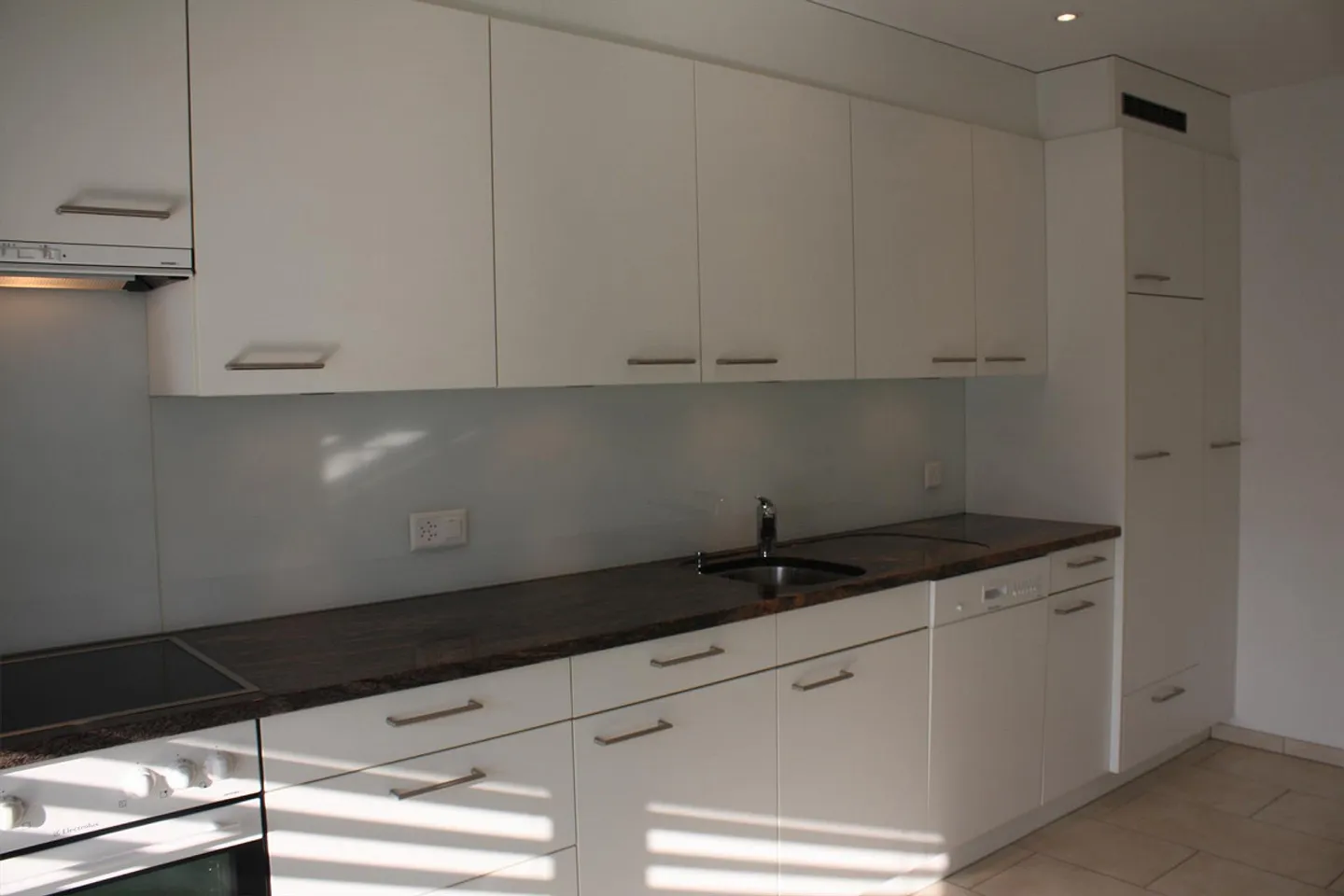 Appartamento soleggiato e grande di 4,5 stanze con due balconi in una zona tranquilla di case unifamiliari - Foto 4 di 7