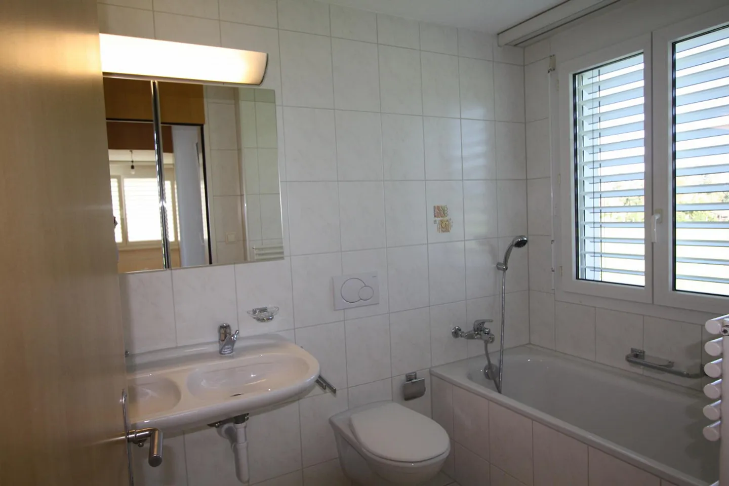 Appartamento soleggiato e grande di 4,5 stanze con due balconi in una zona tranquilla di case unifamiliari - Foto 5 di 7