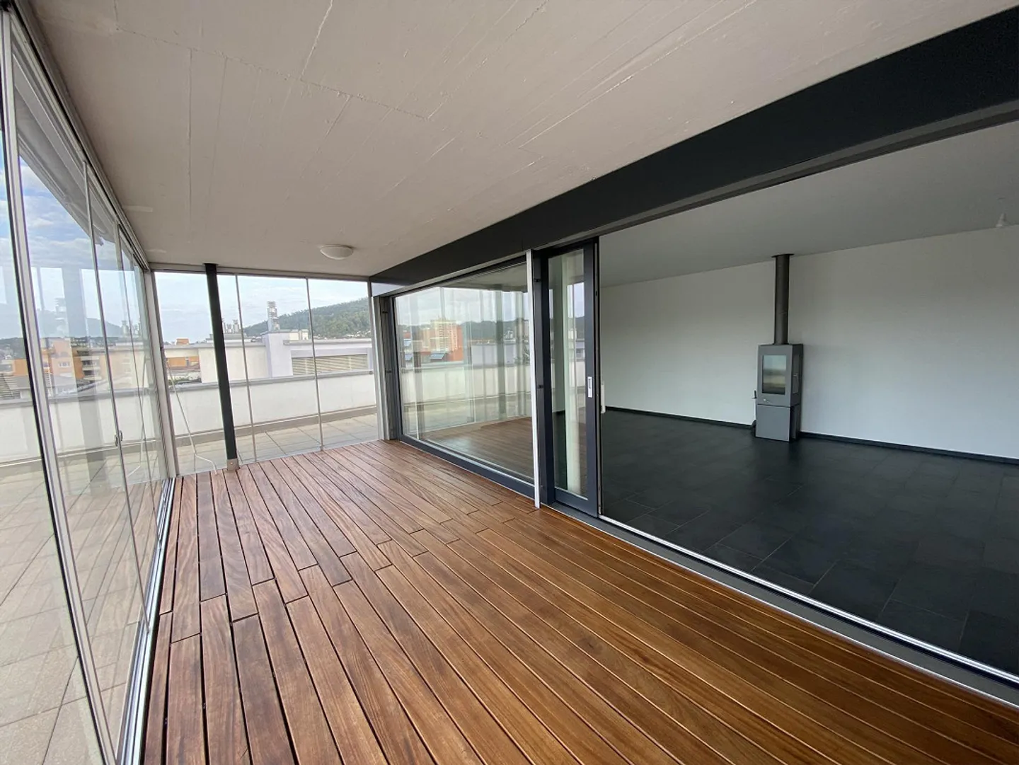Moderne Attikawohnung mit Terrasse - Foto 3 von 10