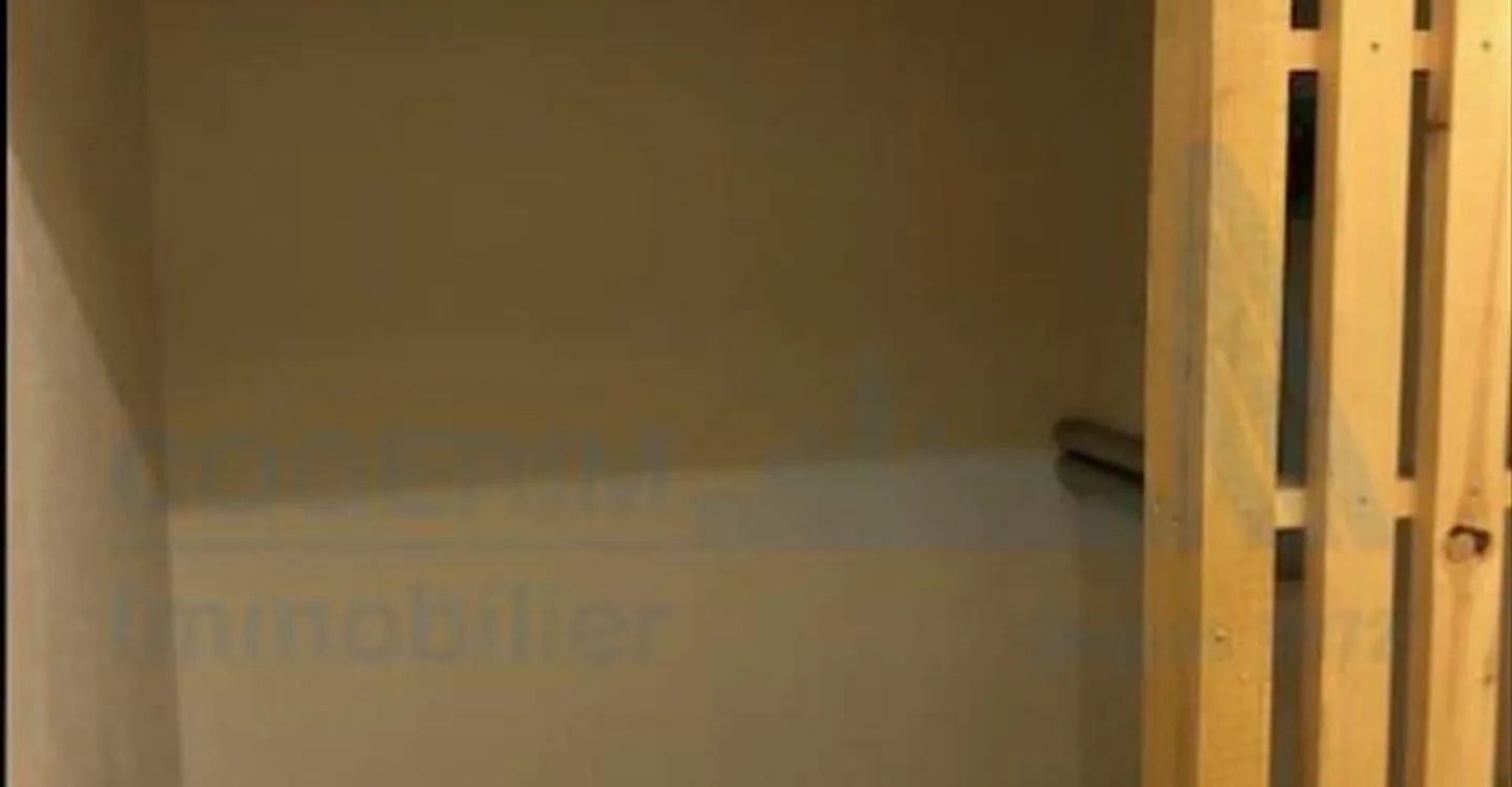 Mixed-use building for rent - Photo 1 of 3