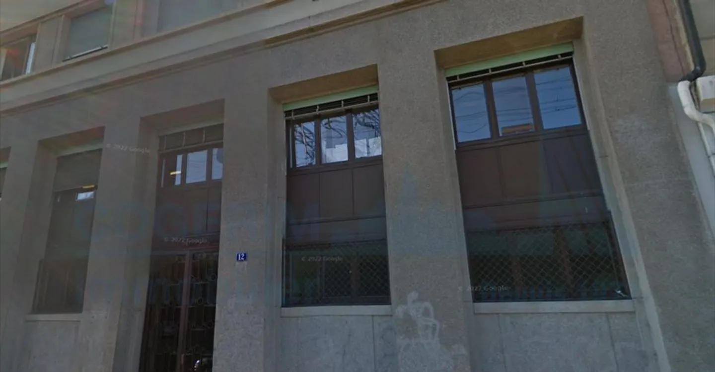 Mixed-use building for rent - Photo 3 of 3