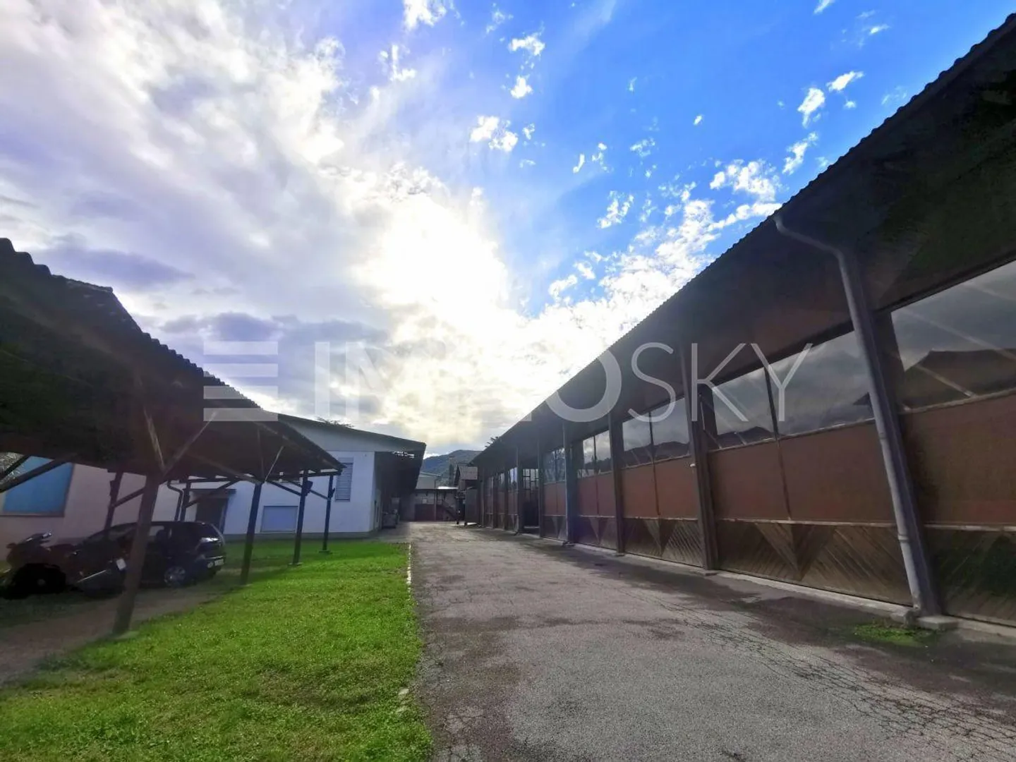 Interessante Lagerhalle mit Baumöglichkeiten - Foto 1 von 5