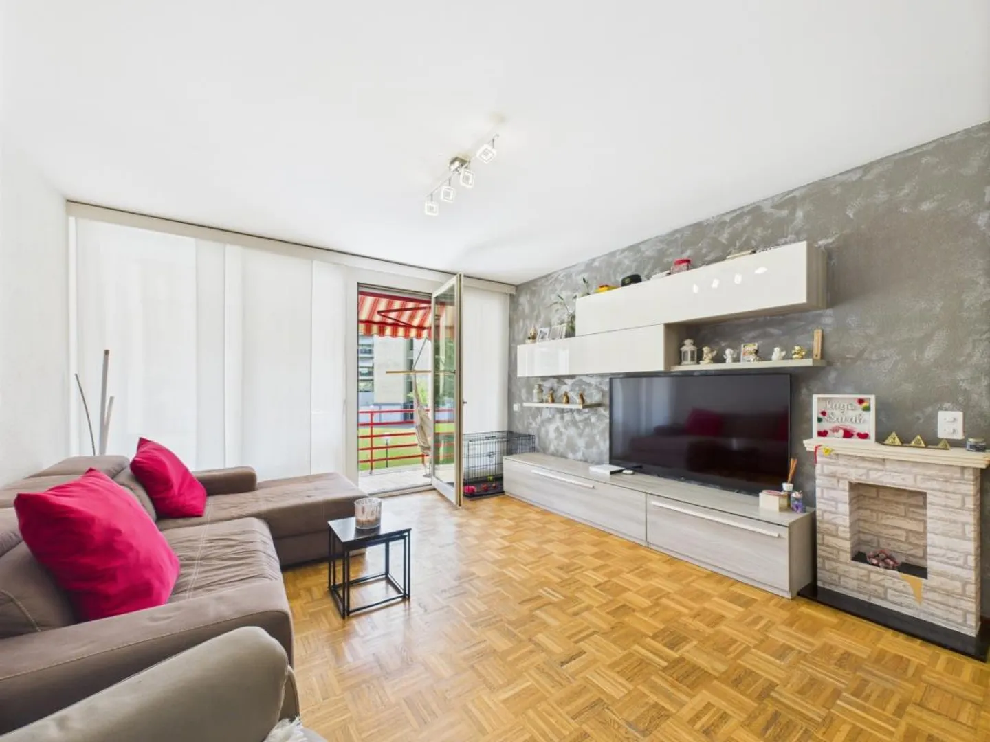 Komfortable 4.5-Zimmer-Wohnung im 1. Stock mit Doppelterrasse - Innenraum 1 - Foto 1 von 11