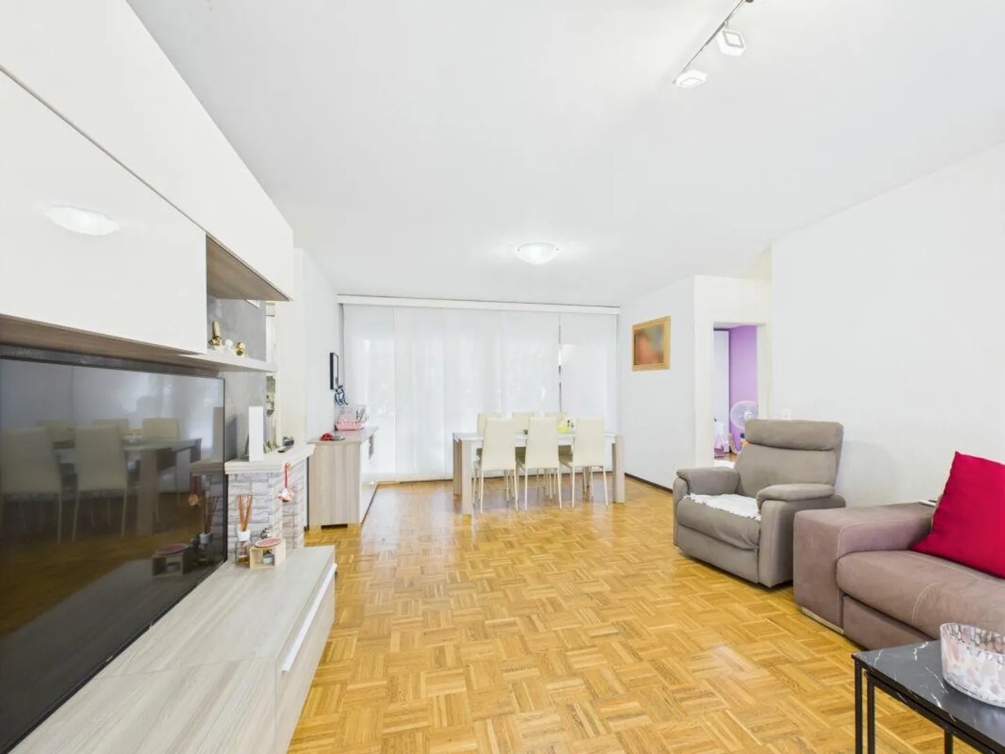 Komfortable 4.5-Zimmer-Wohnung im 1. Stock mit Doppelterrasse - Innenraum 1 - Foto 2 von 11