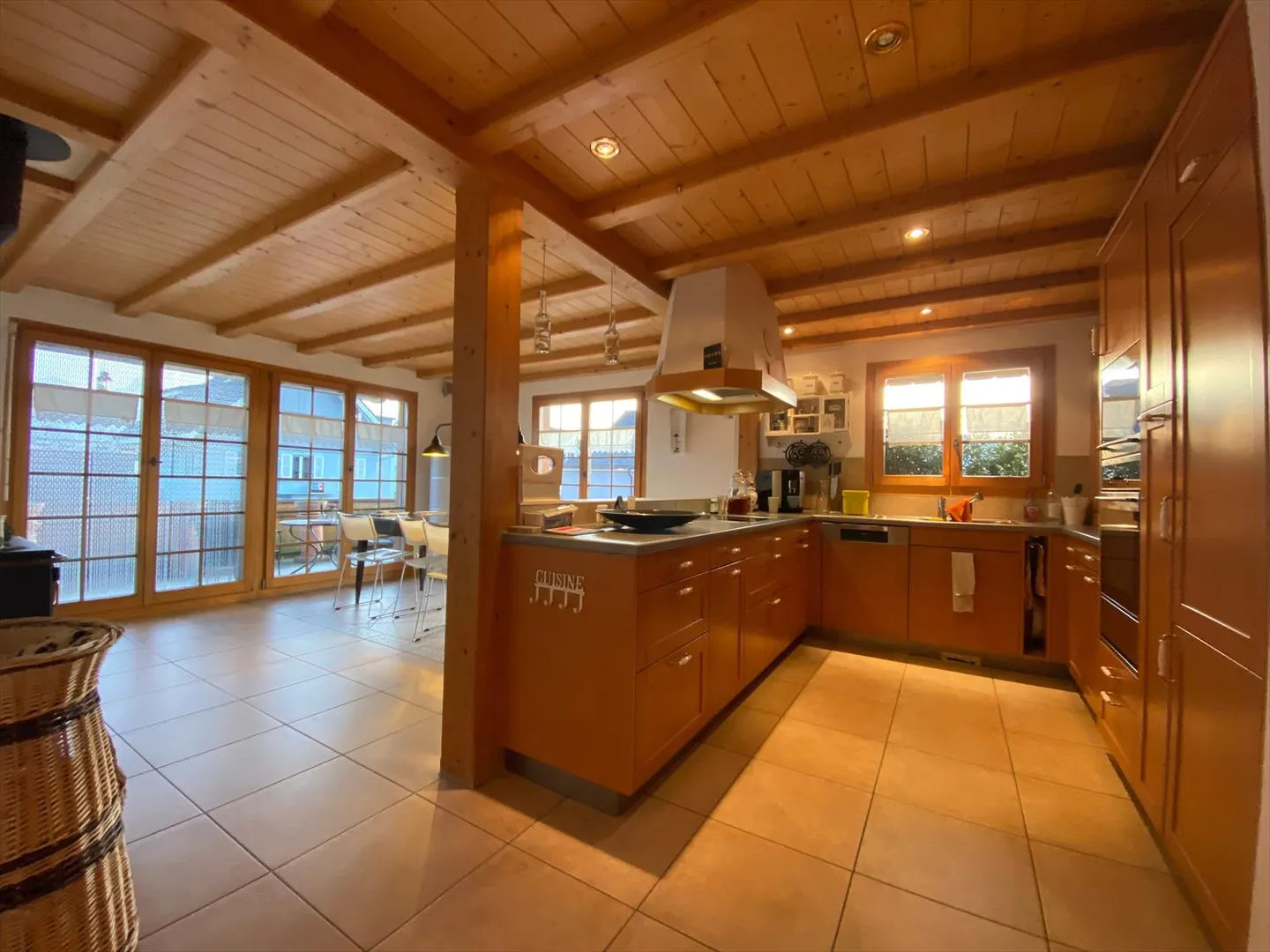 Ampio appartamento duplex di 5,5 locali a Uttigen, Canton BE - Foto 2 di 9