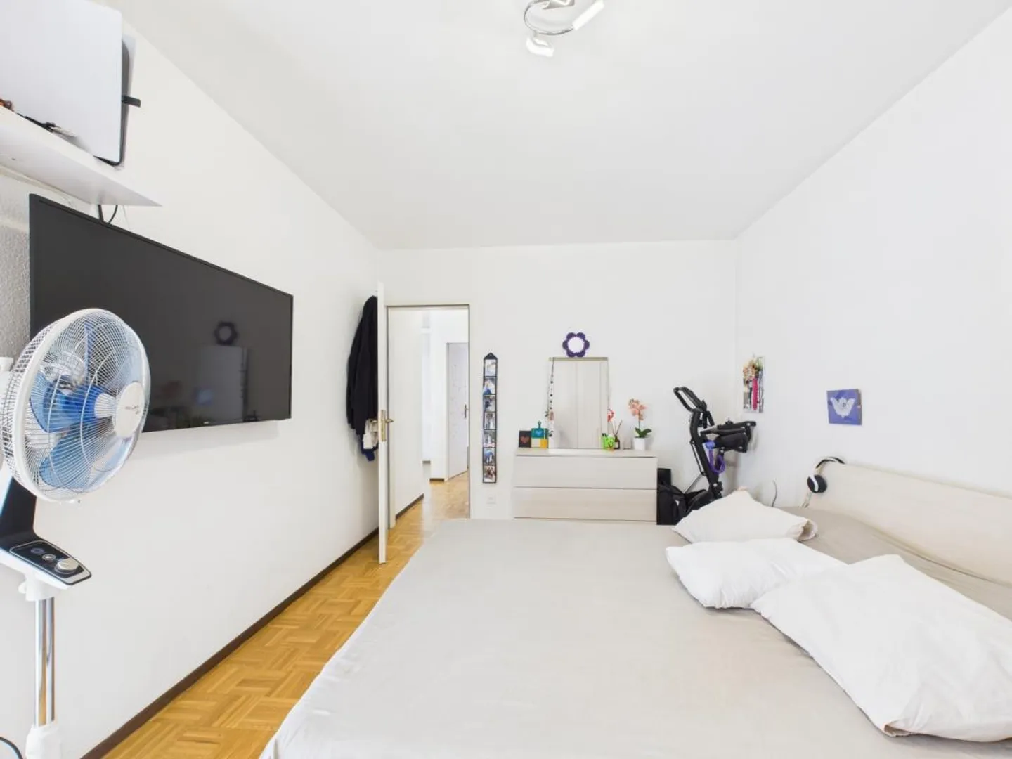 Komfortable 4.5-Zimmer-Wohnung im 1. Stock mit Doppelterrasse - Innenraum 1 - Foto 6 von 11