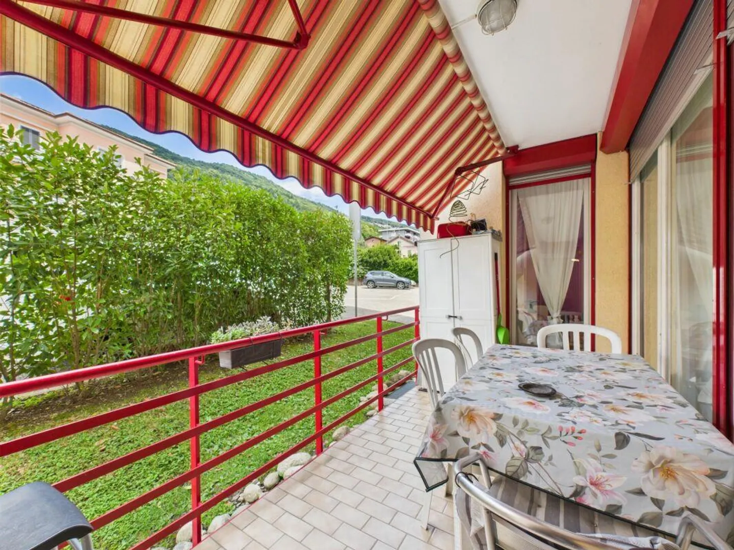 Komfortable 4.5-Zimmer-Wohnung im 1. Stock mit Doppelterrasse - Innenraum 1 - Foto 4 von 11