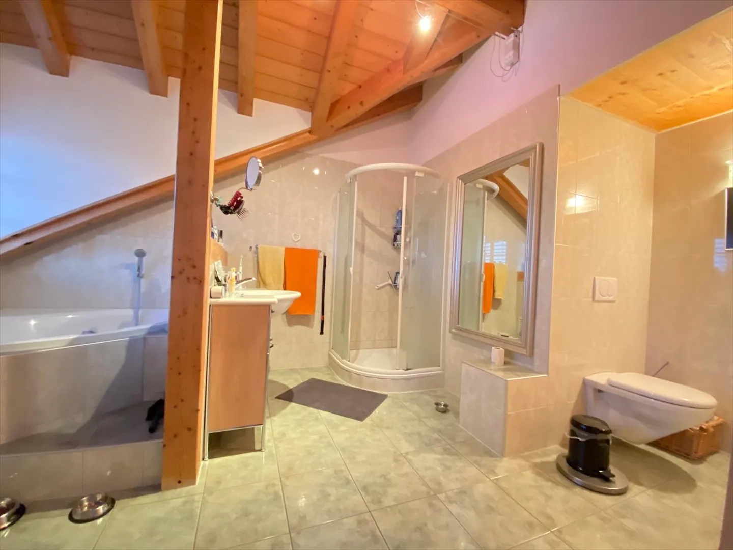 Ampio appartamento duplex di 5,5 locali a Uttigen, Canton BE - Foto 6 di 9