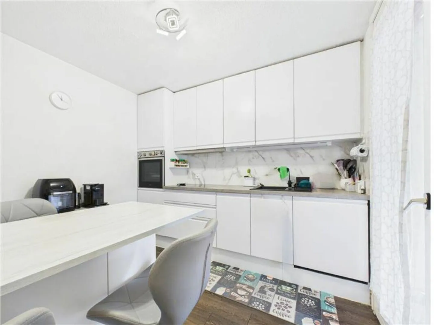 Komfortable 4.5-Zimmer-Wohnung im 1. Stock mit Doppelterrasse - Innenraum 1 - Foto 5 von 11