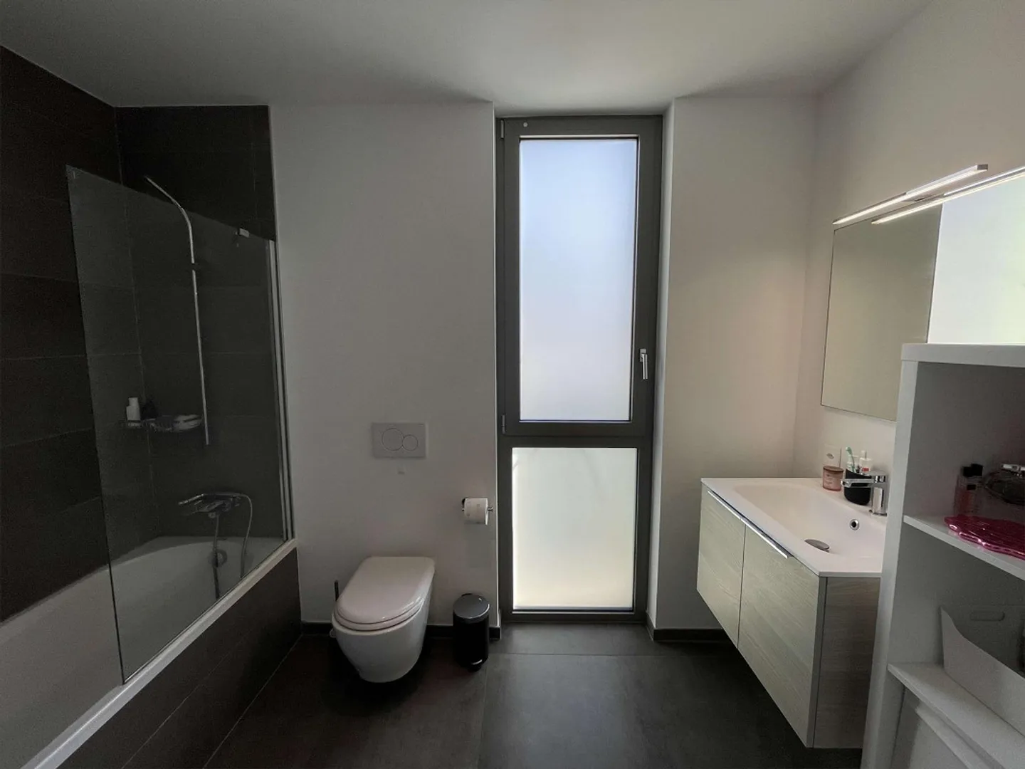 APPARTEMENT 3,5 INTÉRESSANT AVEC JARDINET ET DEUX PARKINGS - Photo 7 sur 11