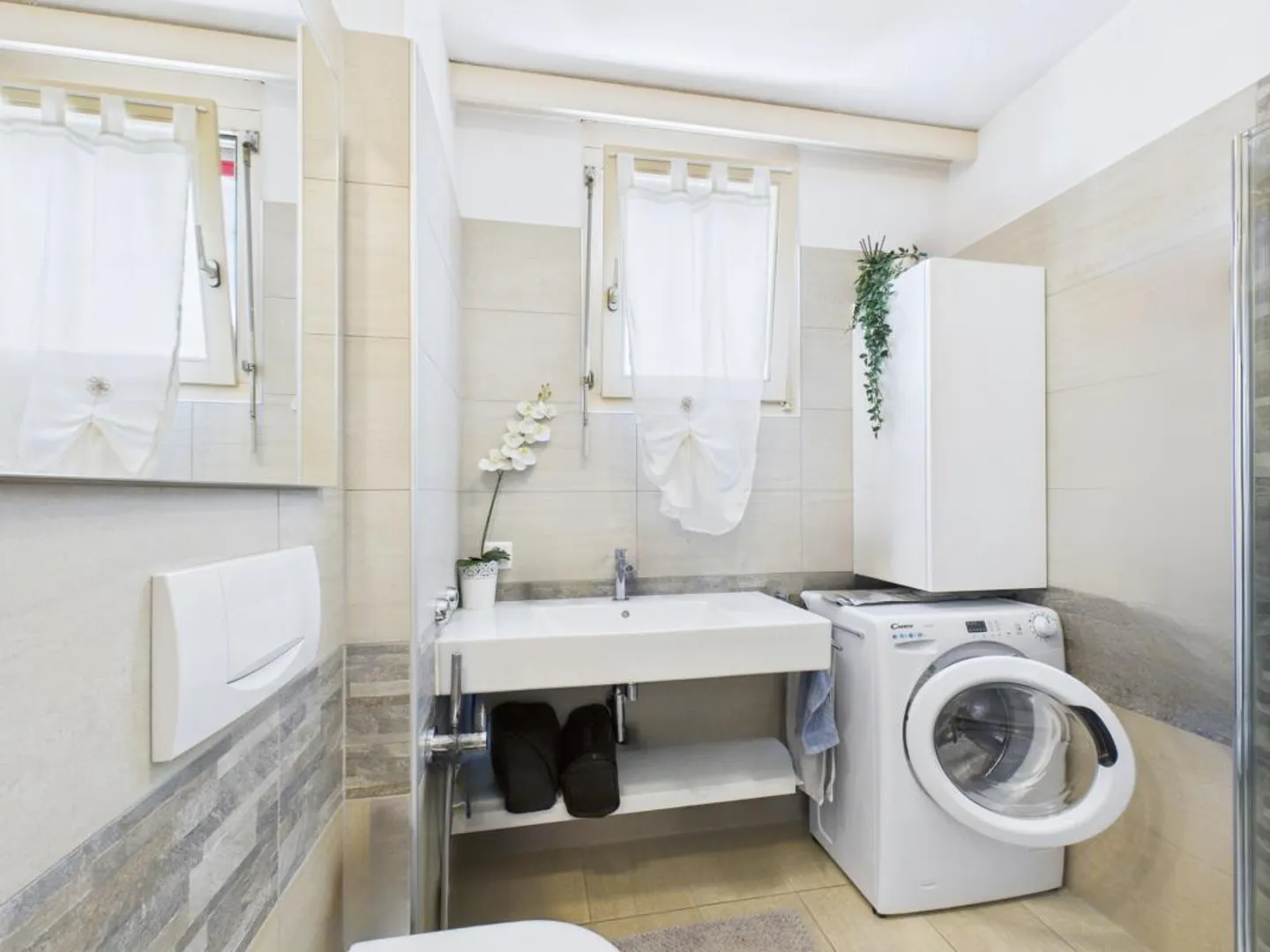 Komfortable 4.5-Zimmer-Wohnung im 1. Stock mit Doppelterrasse - Innenraum 1 - Foto 8 von 11