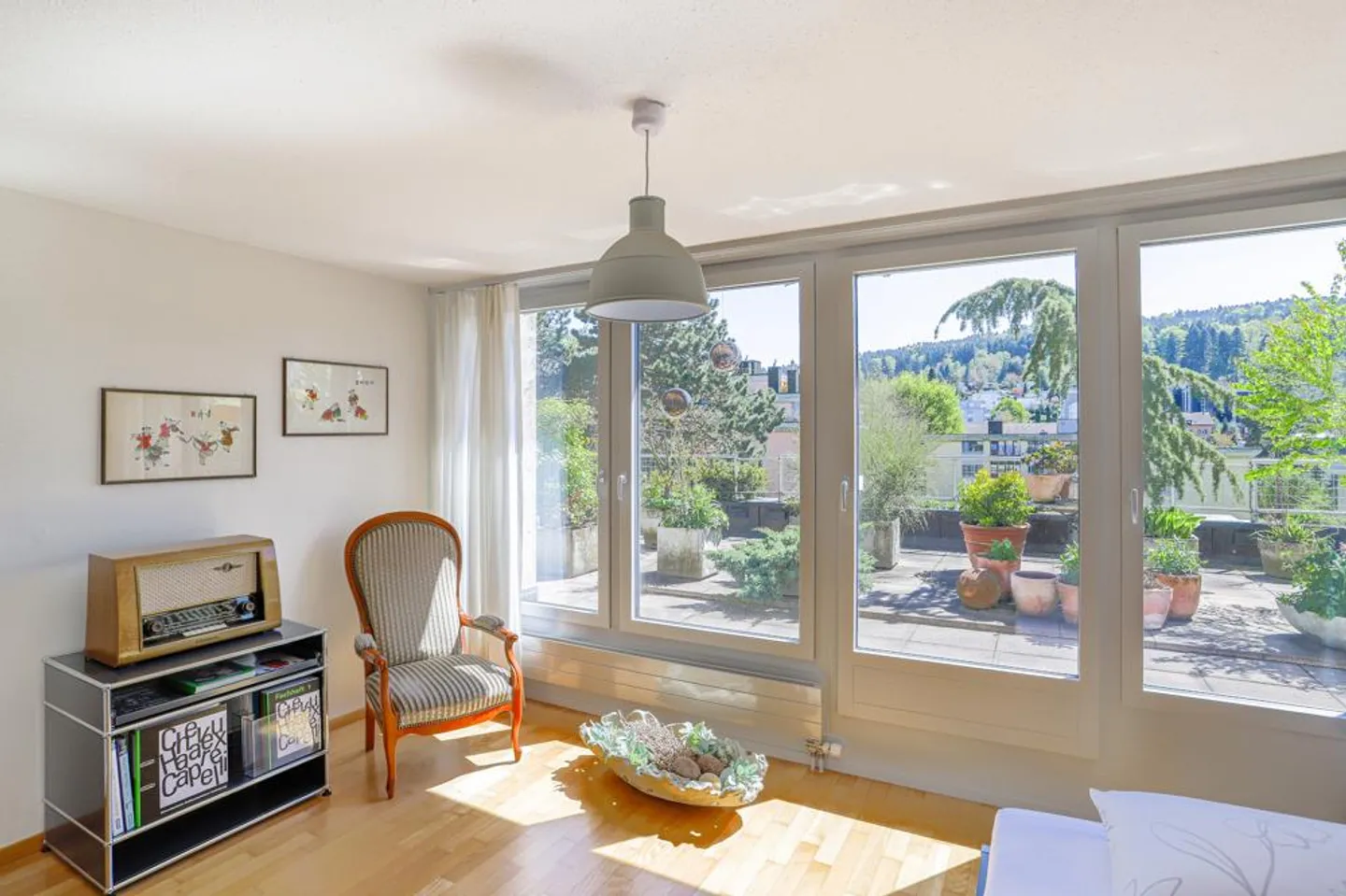 Bright penthouse apartment with large roof terrace and plenty of privacy - Photo 3 of 8