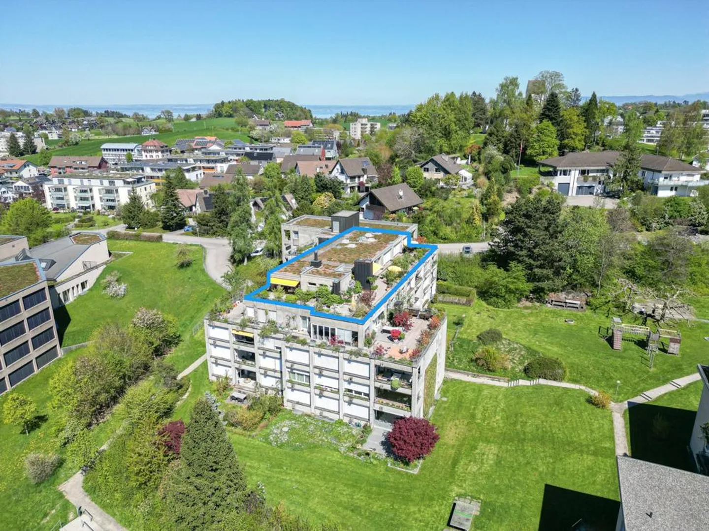 Bright penthouse apartment with large roof terrace and plenty of privacy - Photo 4 of 8