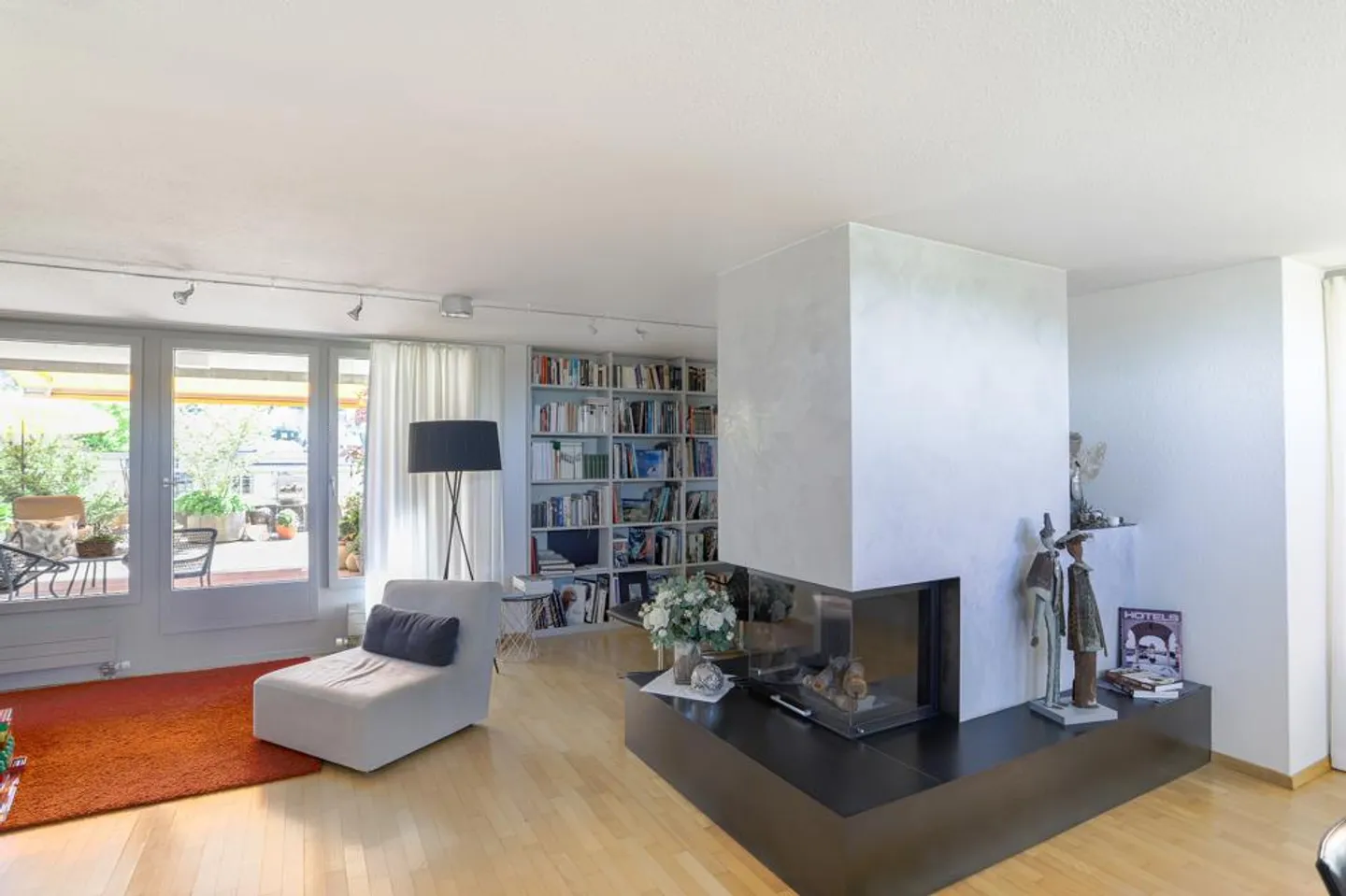 Bright penthouse apartment with large roof terrace and plenty of privacy - Photo 5 of 8