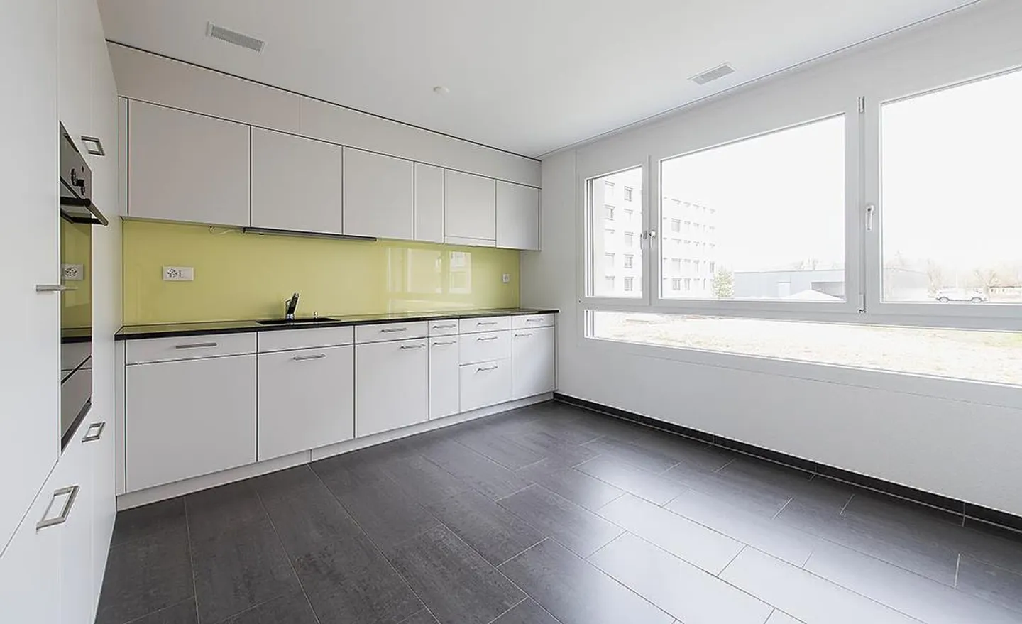 ***Appartement 3.5 pièces*** Espace de sièges couvert de 14m2*** - Photo 3 sur 8