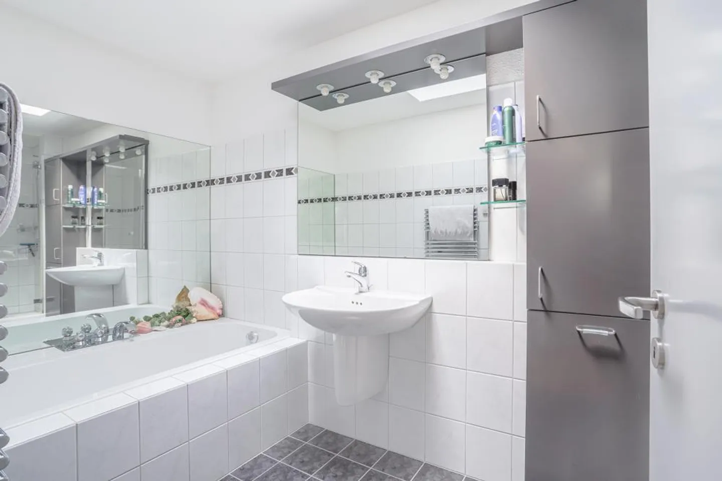 Bright penthouse apartment with large roof terrace and plenty of privacy - Photo 6 of 8