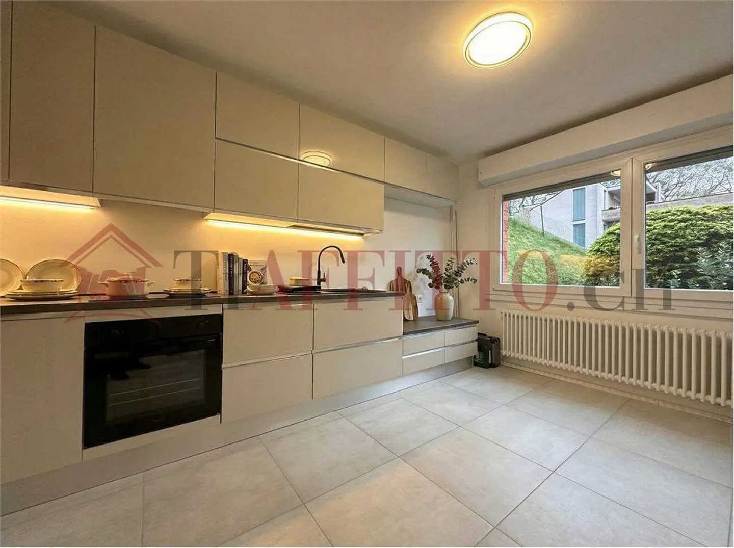 Appartement 2,5 pièces meublé et rénové avec buanderie privée - Photo 2 sur 6