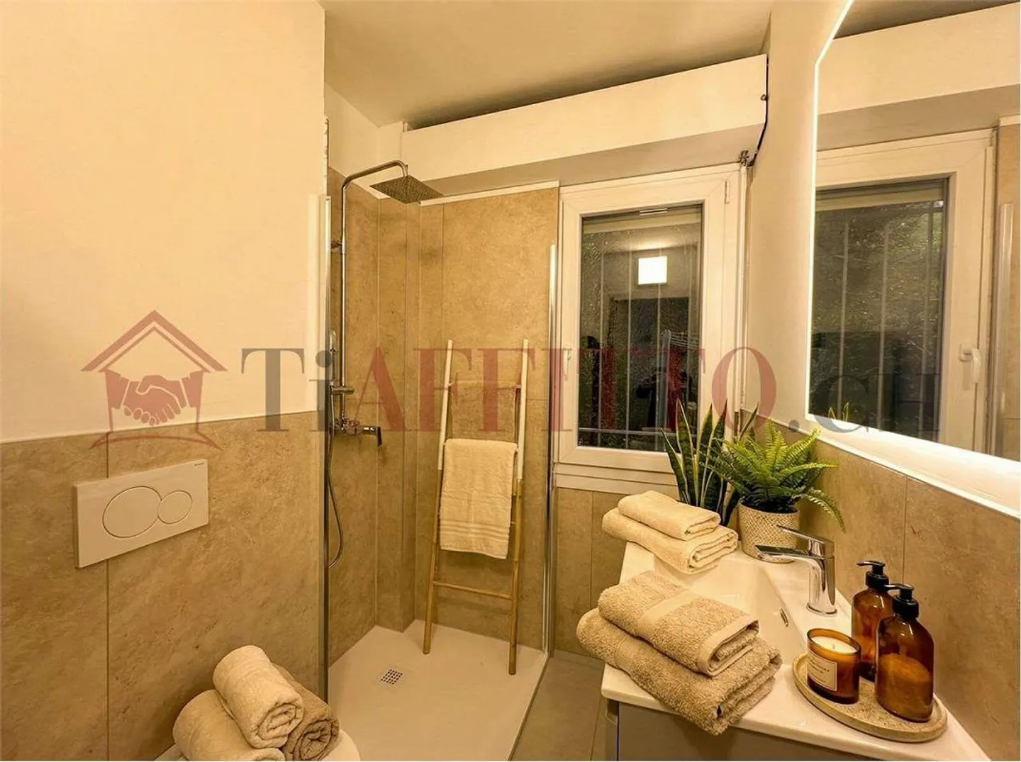 Appartement 2,5 pièces meublé et rénové avec buanderie privée - Photo 4 sur 6