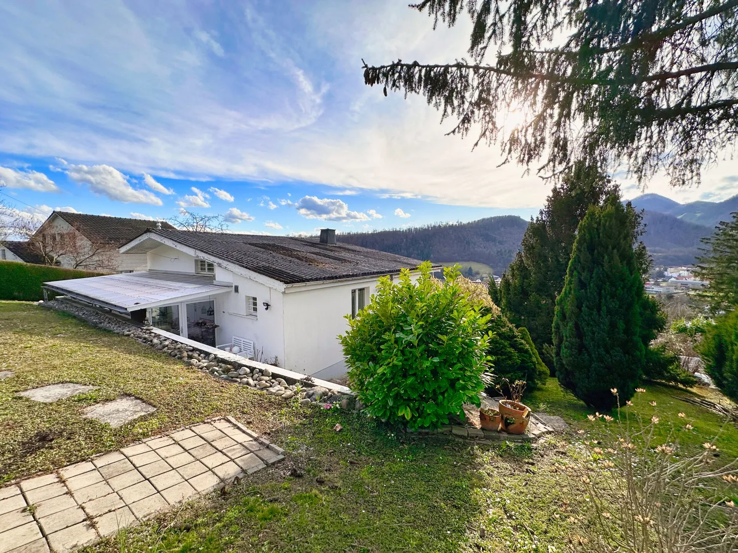Detached single-family house with unobstructed panoramic view - Photo 3 of 13