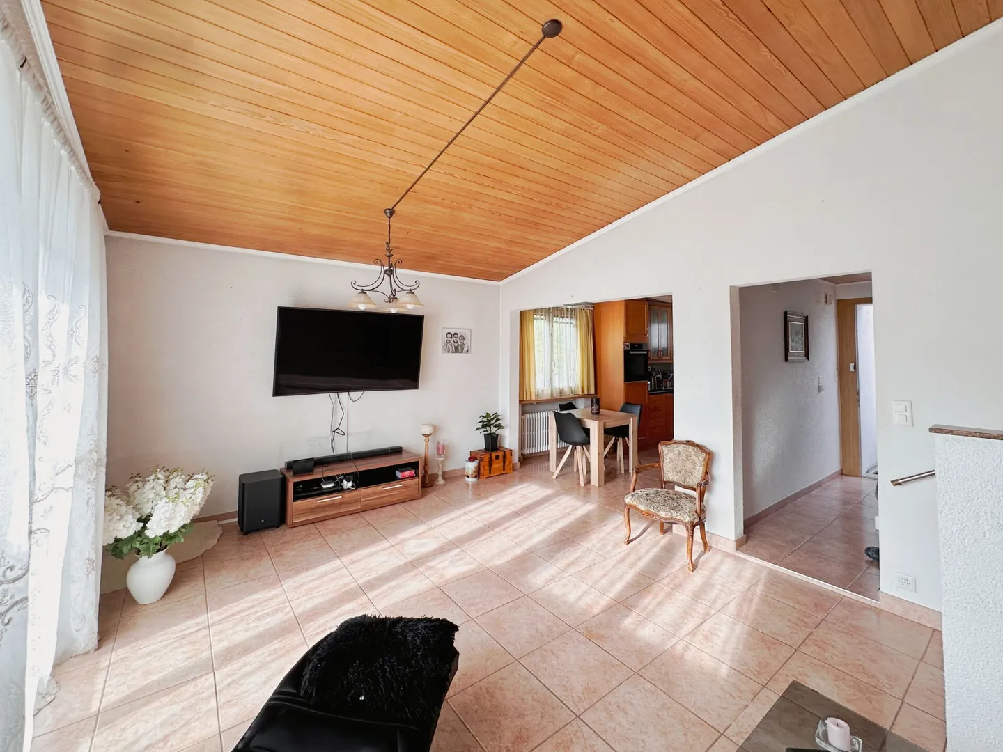 Detached single-family house with unobstructed panoramic view - Photo 8 of 13