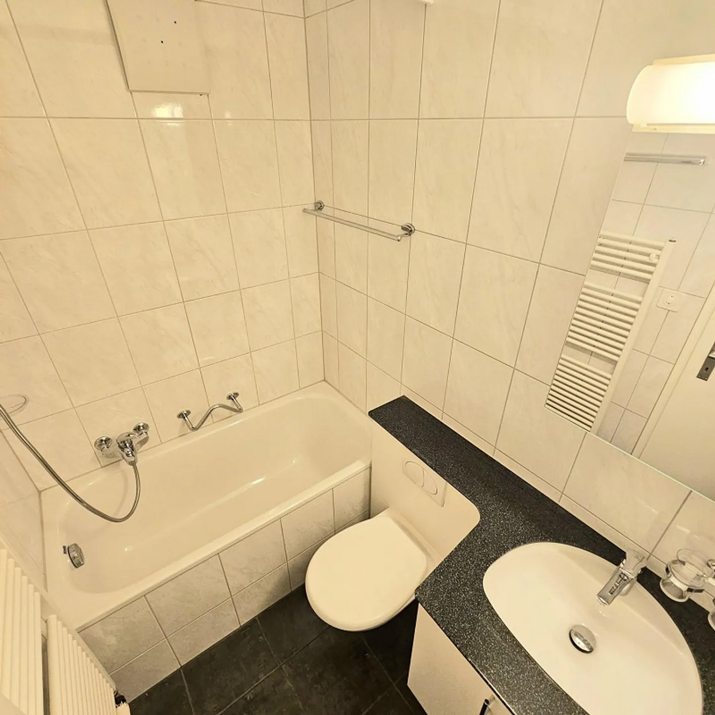 Appartement ensoleillé avec réduit - Photo 3 sur 13