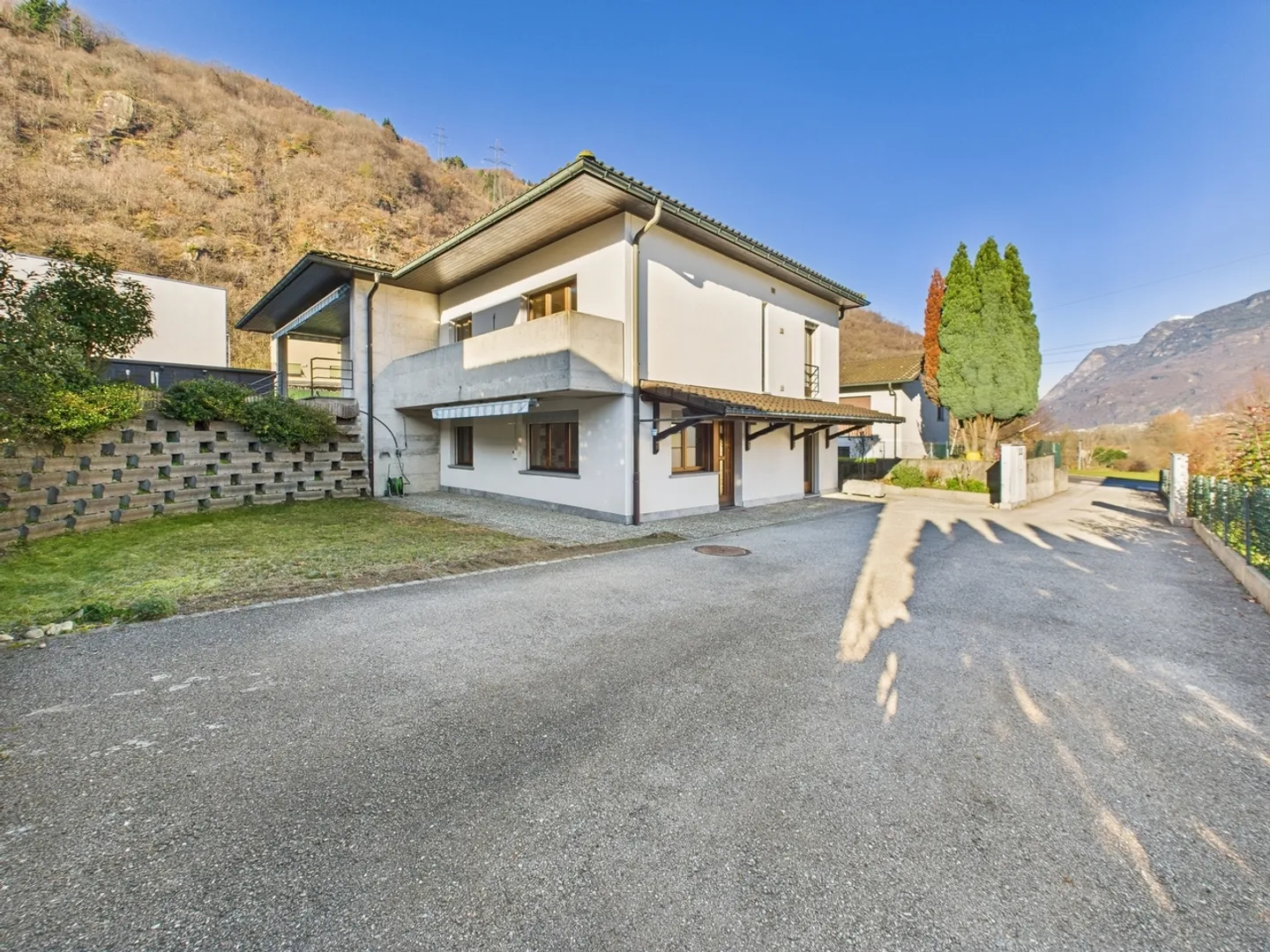 Elegante Villa Bifamiliare con Piscina - Foto 2 di 13