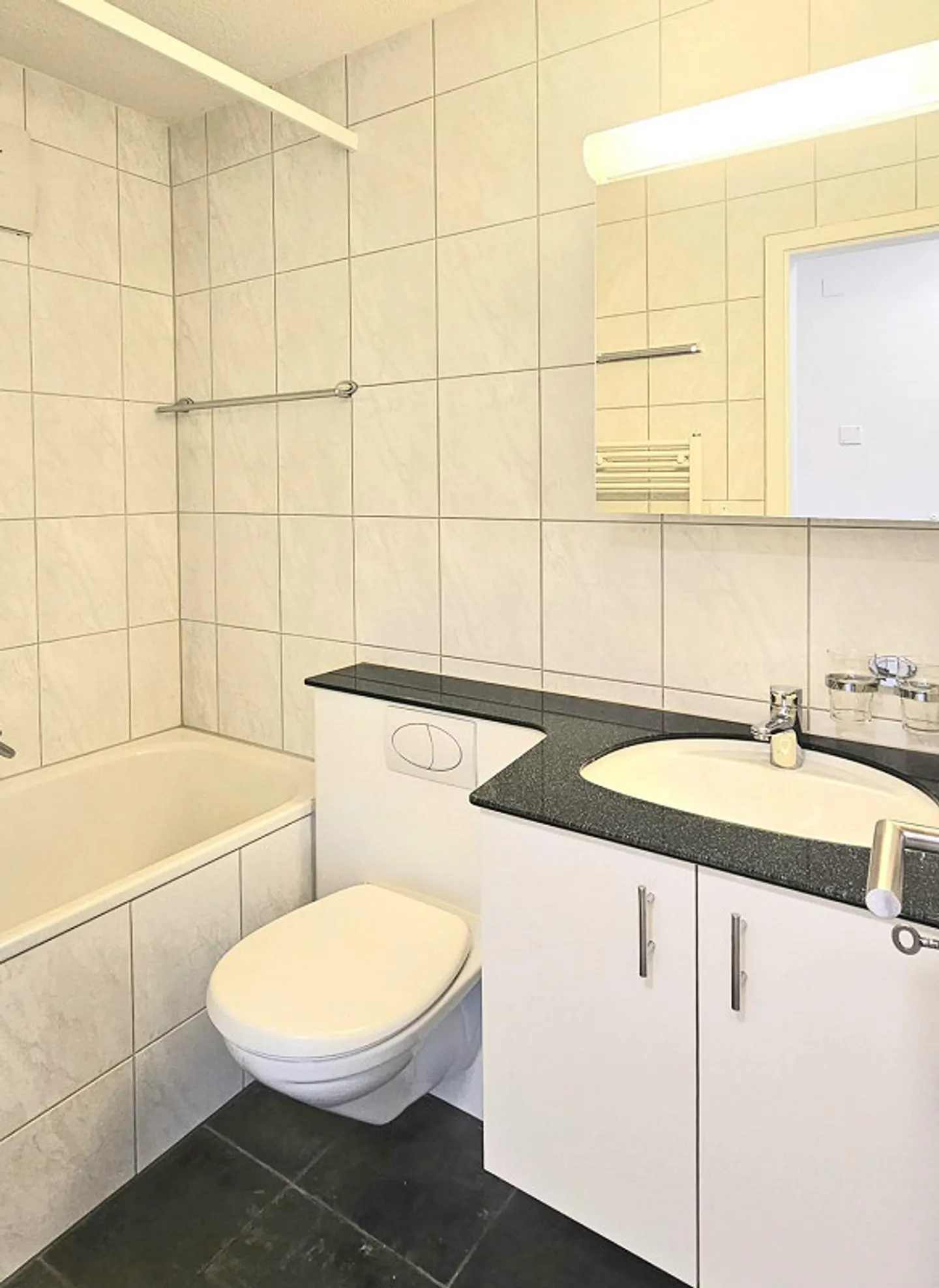 Appartement ensoleillé avec réduit - Photo 5 sur 13