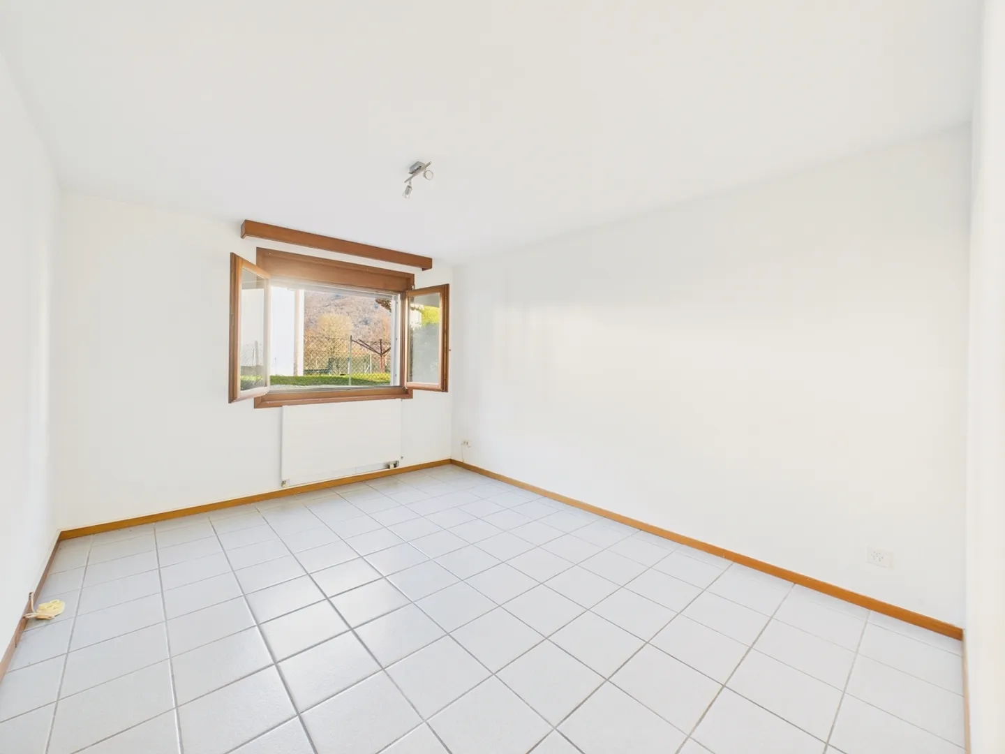 Elegante Villa Bifamiliare con Piscina - Foto 9 di 13