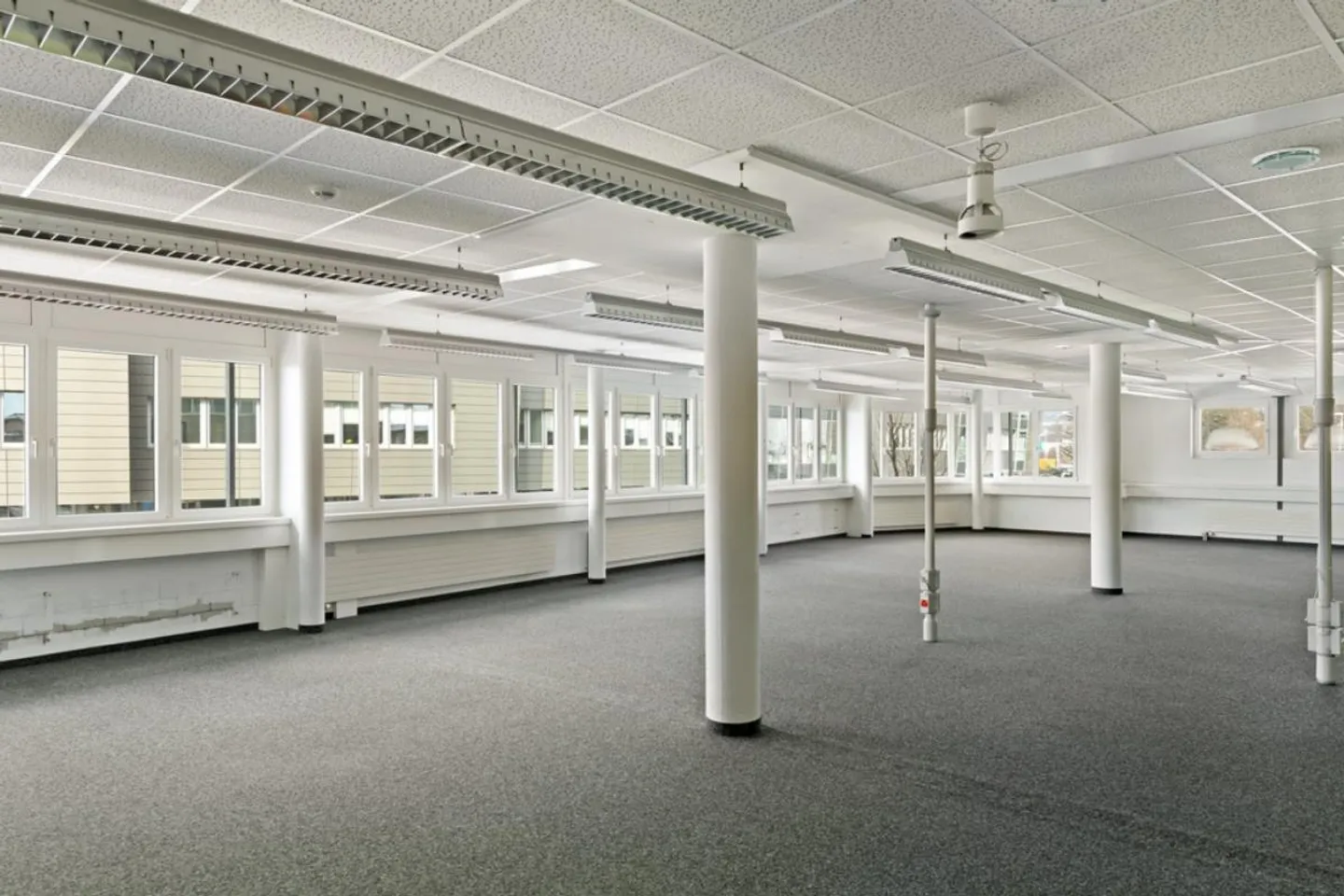 Lichtdurchflutete Bürofläche direkt beim Autobahnzubringer - Foto 2 von 6