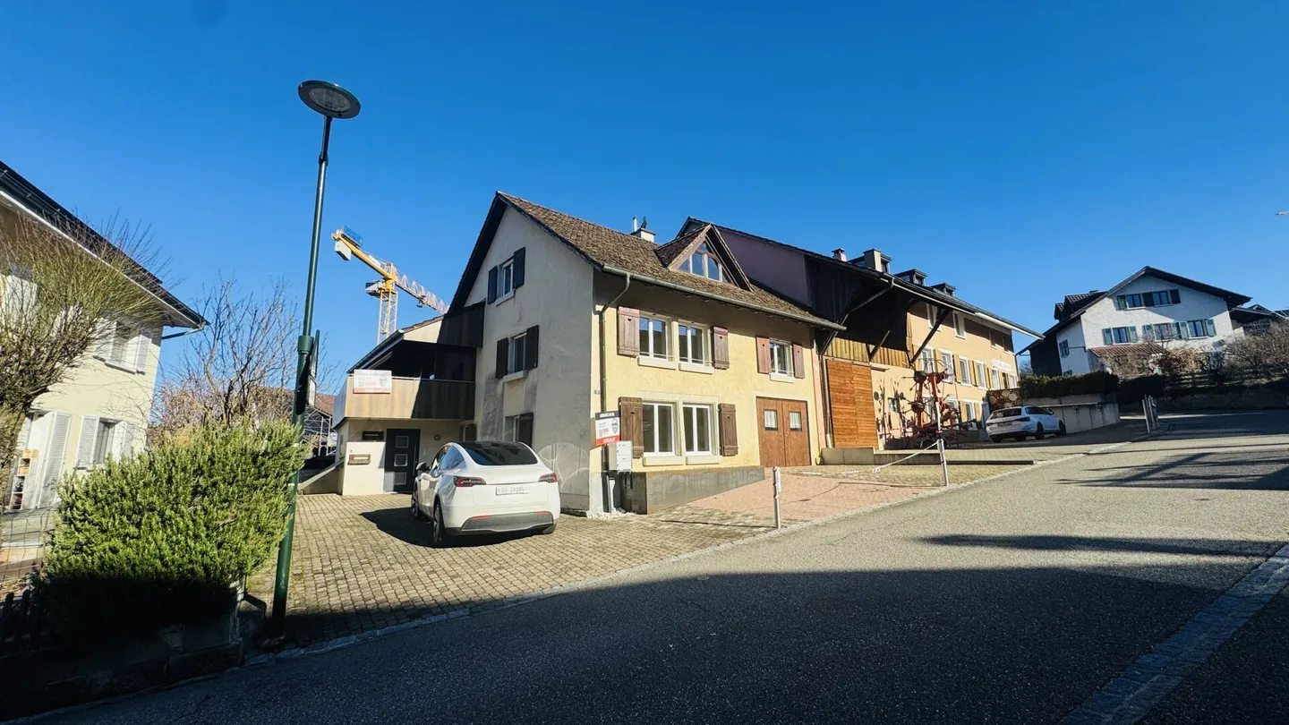 Casa bifamiliare a bassa manutenzione con 2 unità abitative, garage e 4-5 posti auto a Ramlinsburg - Foto 1 di 22