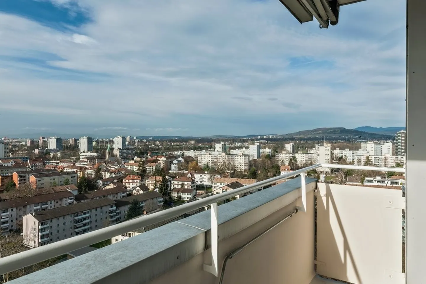 Vue panoramique magnifique sur Birsfelden recherchée - Photo 9 sur 9