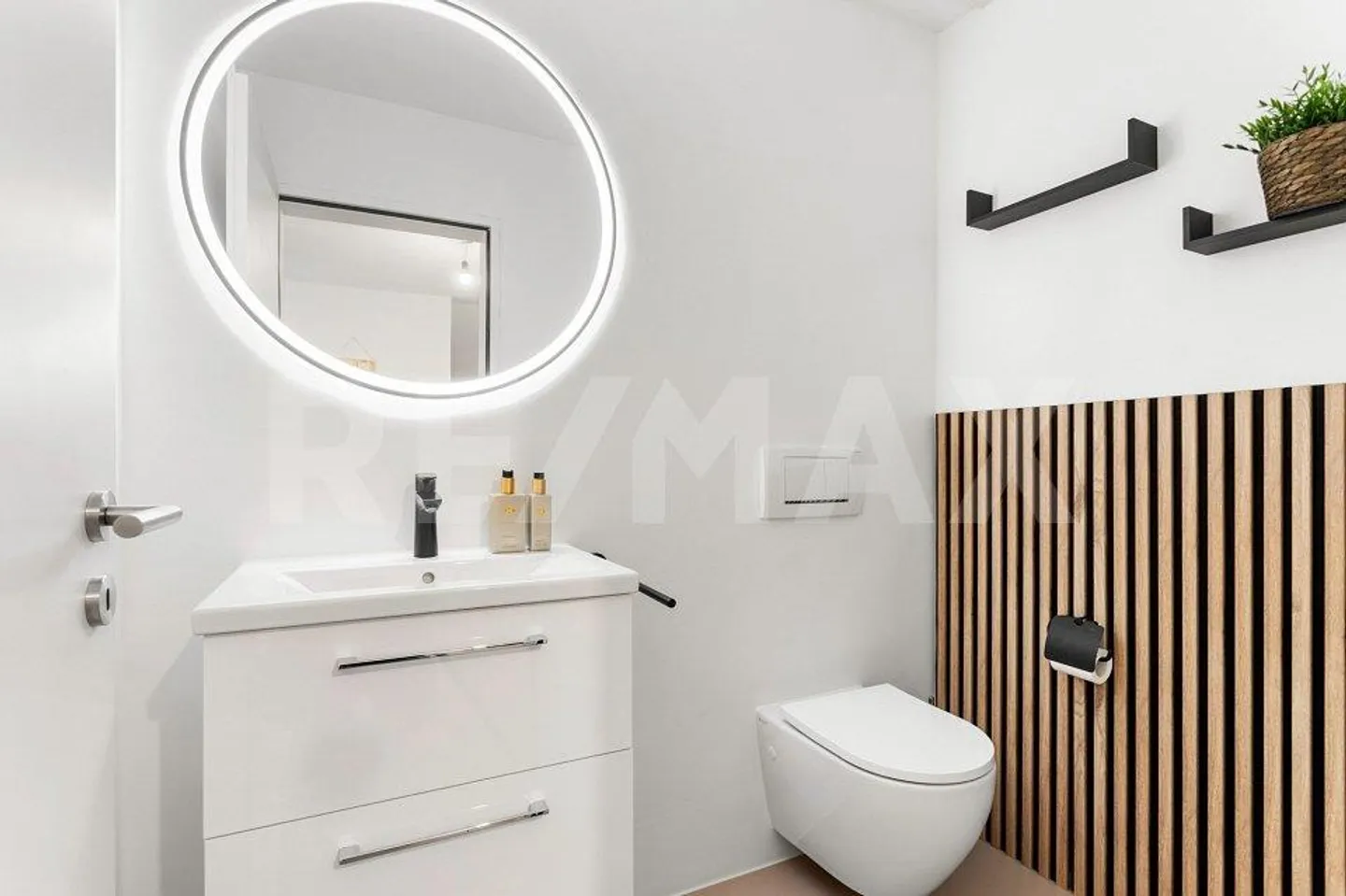 Family-friendly 6.5-room townhouse with plenty of privacy - Photo 7 of 13