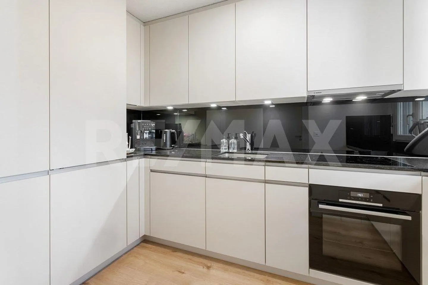 Family-friendly 6.5-room townhouse with plenty of privacy - Photo 8 of 13